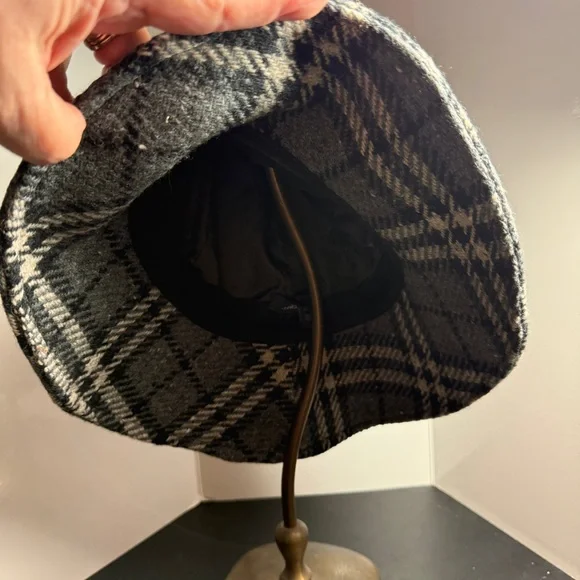 Vintage BURBERRY LONDON 100% Lambswool Grey Nova Check Hat  display picture 1
